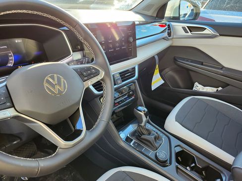 New 2026 Volkswagen Taos SE image 7