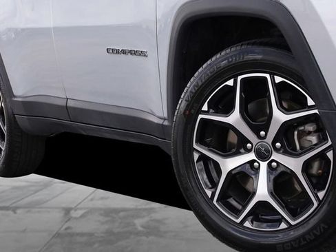 Used 2025 Jeep Compass Limited AWD/4WD image 3