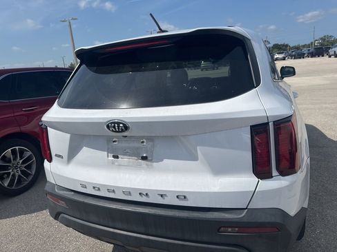 Used 2021 Kia Sorento LX image 3