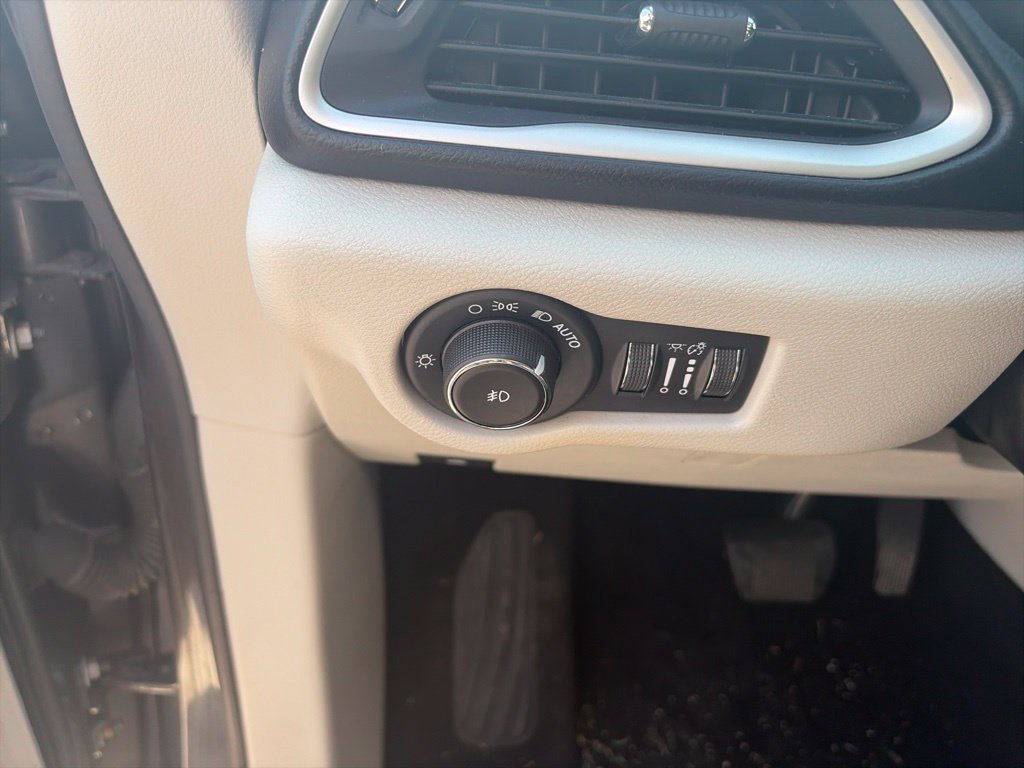Used 2018 Chrysler Pacifica Touring-L FWD image 18