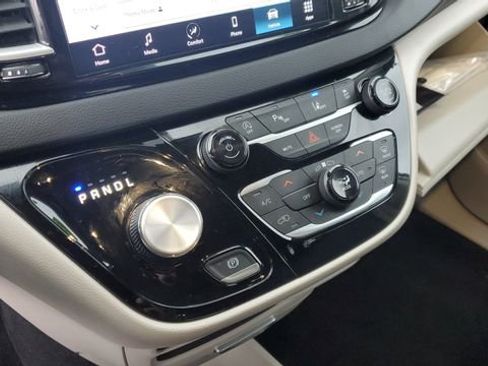 Certified 2024 Chrysler Pacifica Touring-L image 16