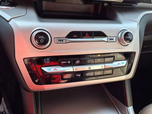 Used 2020 Ford Explorer XLT w/ Equipment Group 202A image 9