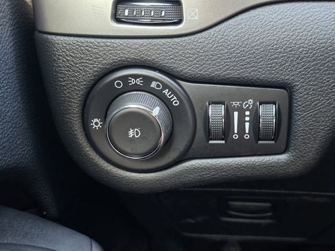 Used 2019 Jeep Cherokee Latitude Plus image 22