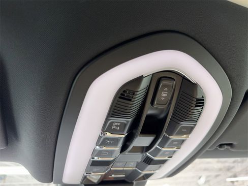 Used 2023 Porsche Macan image 33