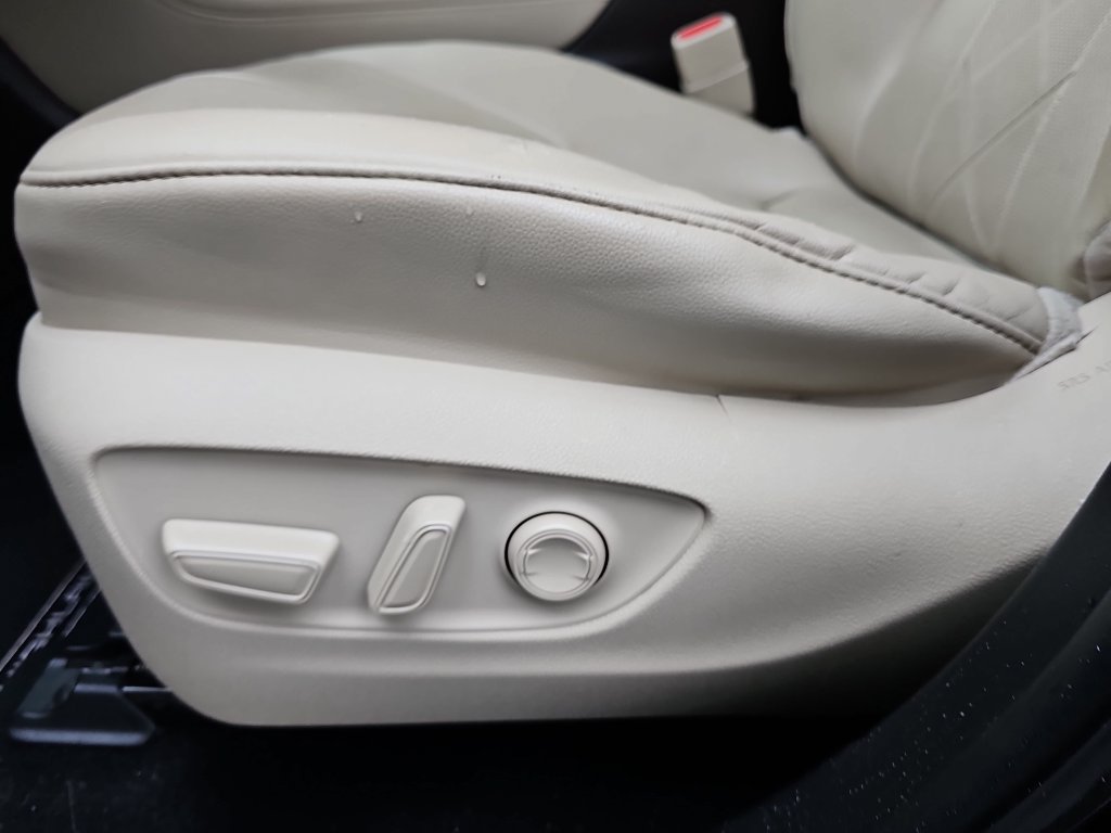 Used 2021 Toyota Highlander Platinum FWD image 21