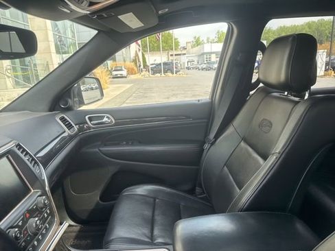 Used 2017 Jeep Grand Cherokee Overland image 3