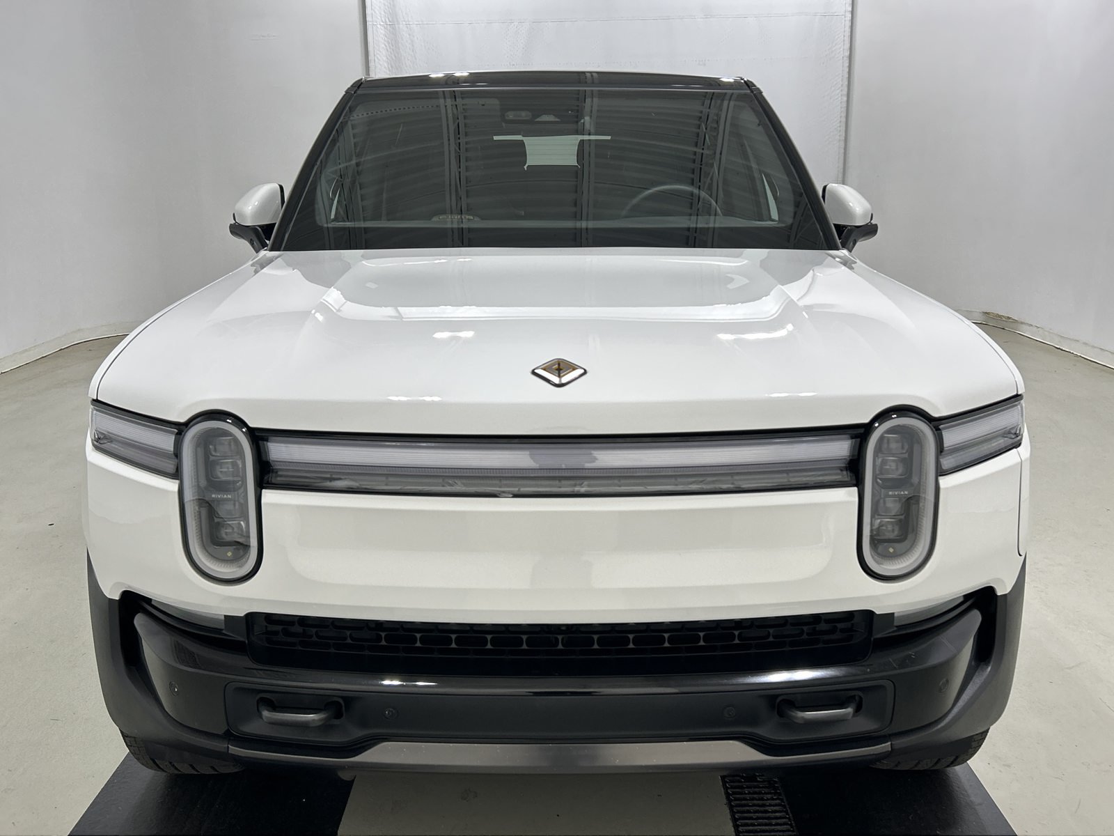 Used 2025 Rivian R1S Adventure Dual AWD/4WD image 8