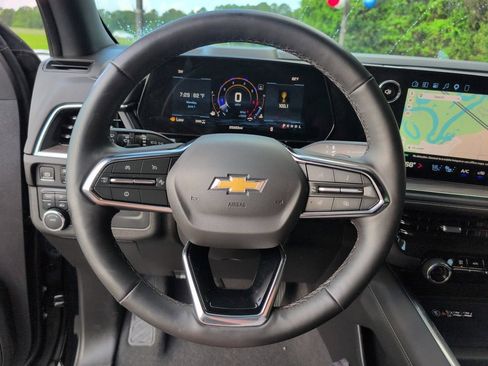 Used 2025 Chevrolet Suburban Premier AWD/4WD image 26