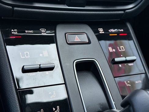 Certified 2025 Porsche Macan AWD/4WD image 23
