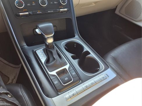 Used 2024 Kia Carnival LX image 7