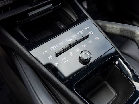 Certified 2025 Porsche Cayenne Coupe image 37