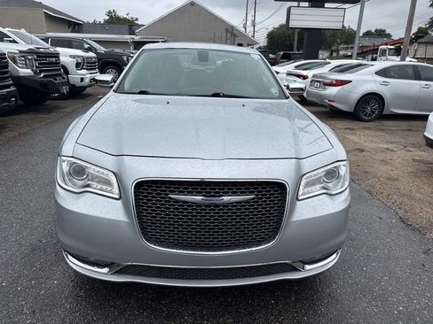 Used 2020 Chrysler 300 Limited RWD image 2