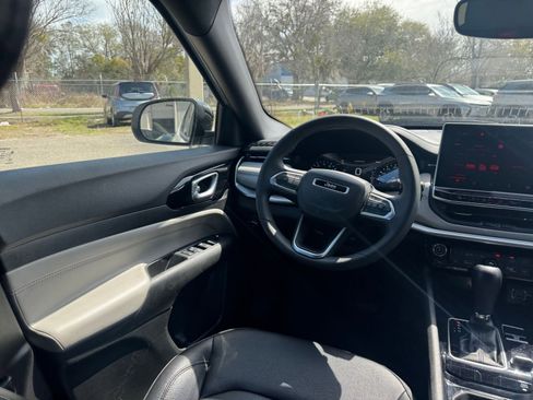 Used 2025 Jeep Compass Limited image 35