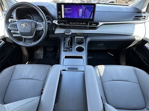 Used 2025 Toyota Sienna XLE image 10