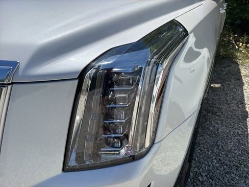 Used 2017 Cadillac Escalade Luxury AWD/4WD image 8