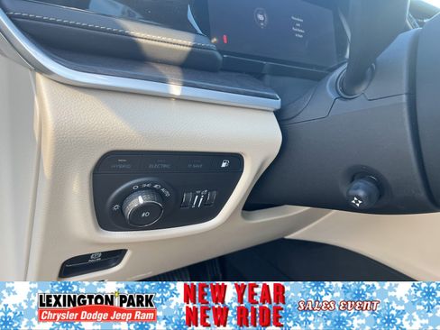 Used 2023 Jeep Grand Cherokee 4WD w/ Luxury Tech Group II image 18