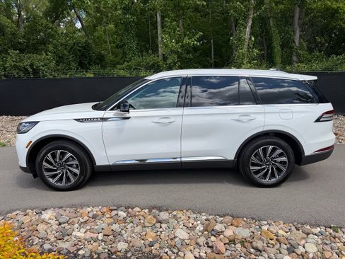 New 2026 Lincoln Aviator AWD image 2