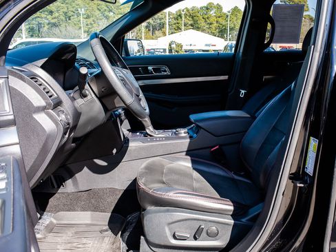 Used 2018 Ford Explorer XLT w/ Equipment Group 202A image 19