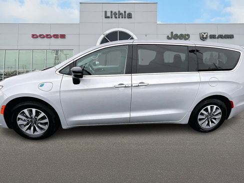 Used 2024 Chrysler Pacifica Select image 3