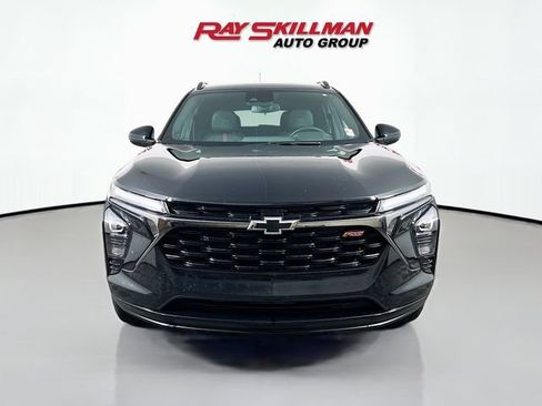 Used 2025 Chevrolet Trax RS w/ Sunroof Package FWD image 2