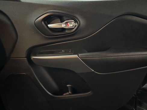 Used 2019 Jeep Cherokee Limited image 31