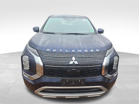 Used 2023 Mitsubishi Outlander SE image 2