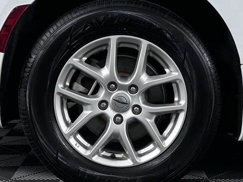 Used 2025 Chrysler Pacifica Select image 11