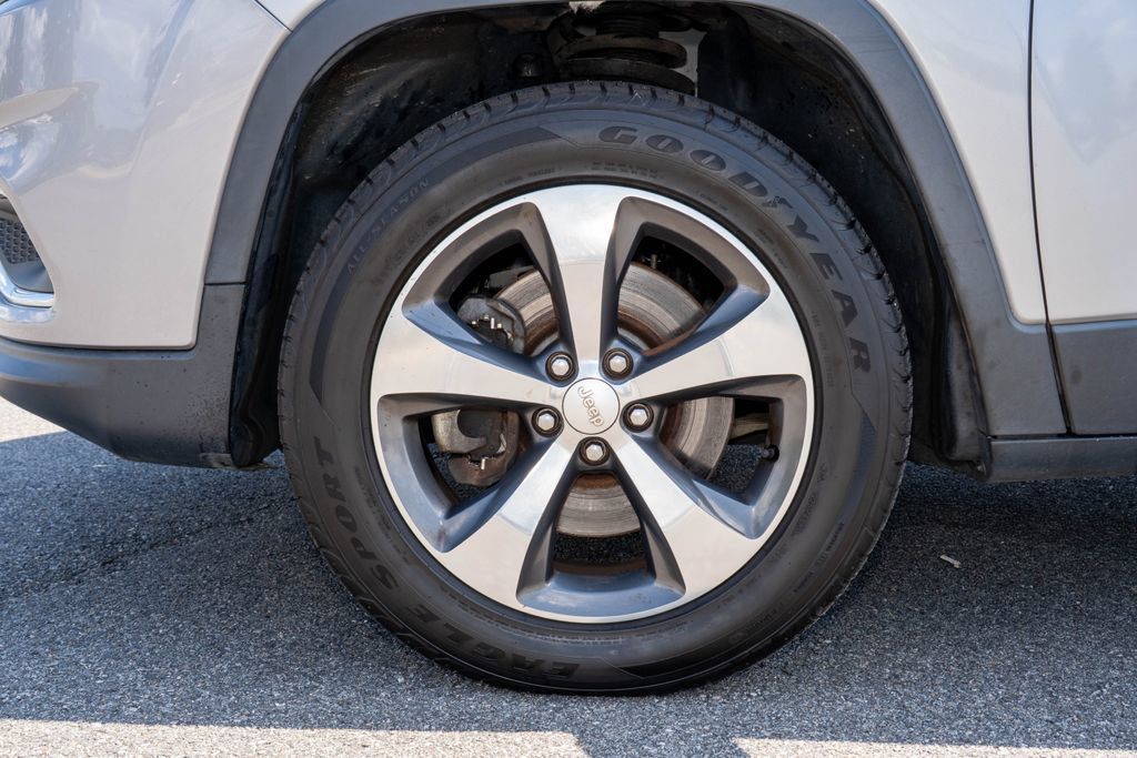 Used 2019 Jeep Cherokee Limited AWD/4WD image 32
