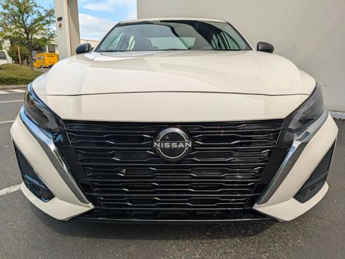Used 2025 Nissan Altima 2.5 SV AWD/4WD image 2