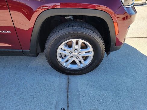 Used 2025 Jeep Grand Cherokee Laredo image 8