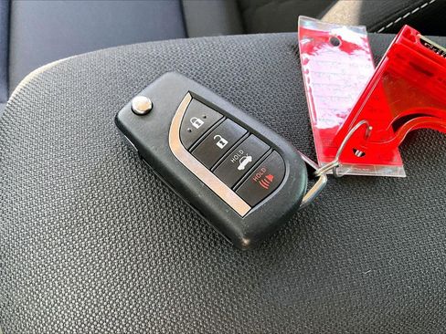 Used 2025 Toyota Corolla LE image 32