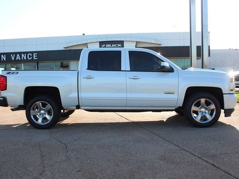 Used 2018 Chevrolet Silverado 1500 LT w/ Texas Edition AWD/4WD image 16