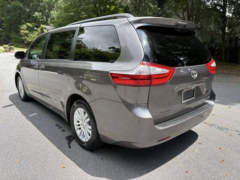 Used 2016 Toyota Sienna XLE FWD image 6