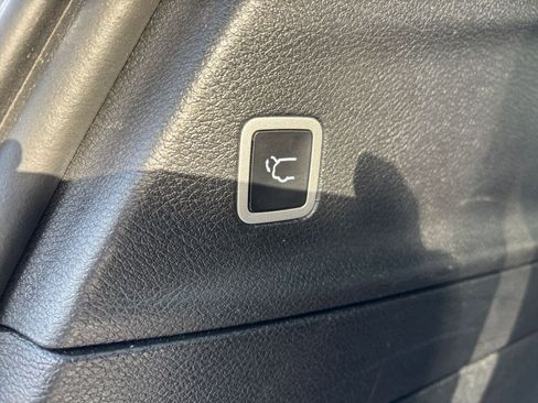 Used 2025 Chrysler Pacifica Limited image 24