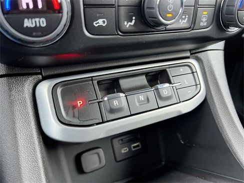 Used 2023 GMC Acadia SLT image 16