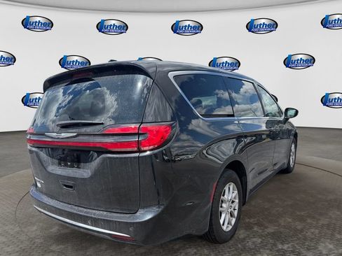 Used 2024 Chrysler Pacifica Touring-L FWD image 5