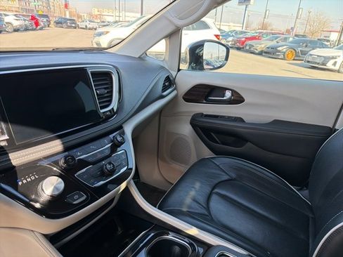Used 2023 Chrysler Pacifica Limited image 25