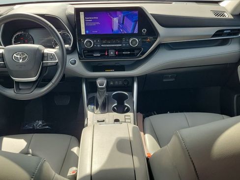 Used 2023 Toyota Highlander XLE image 11