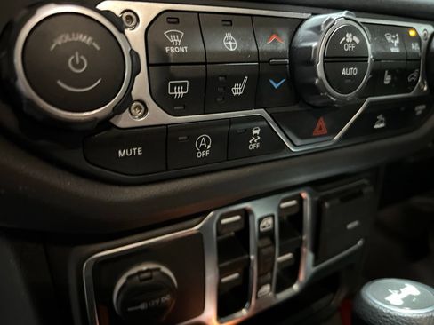 Used 2025 Jeep Wrangler Unlimited Sahara AWD/4WD image 26