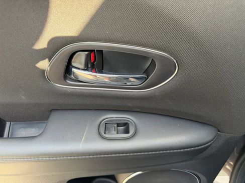 Used 2018 Honda HR-V EX image 19