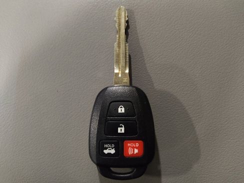 Used 2016 Toyota Camry SE image 32