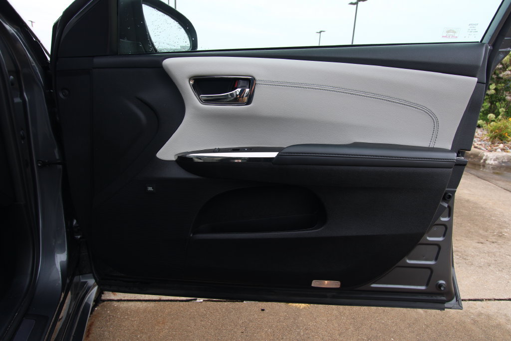 Used 2018 Toyota Avalon Limited w/ All Weather Liner Package FWD image 39