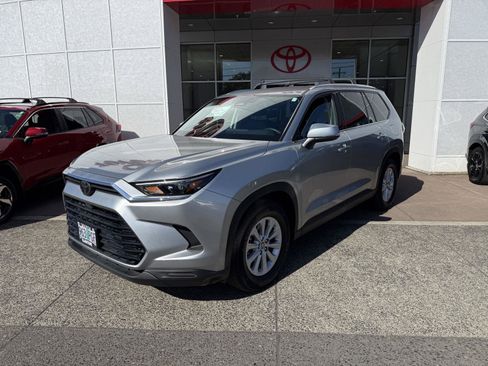 Used 2024 Toyota Grand Highlander AWD image 2