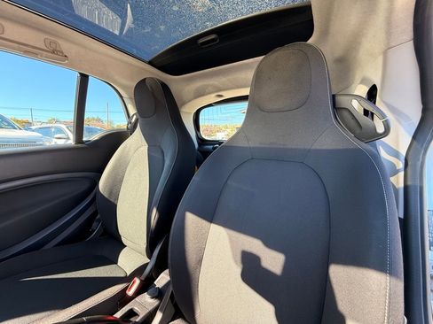 Used 2017 smart fortwo pure image 18