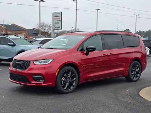 New 2026 Chrysler Pacifica Limited w/ S Appearance Package image 2
