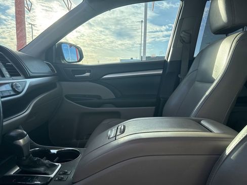 Used 2018 Toyota Highlander XLE image 12