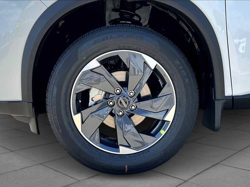 Certified 2025 Nissan Rogue SV FWD image 9
