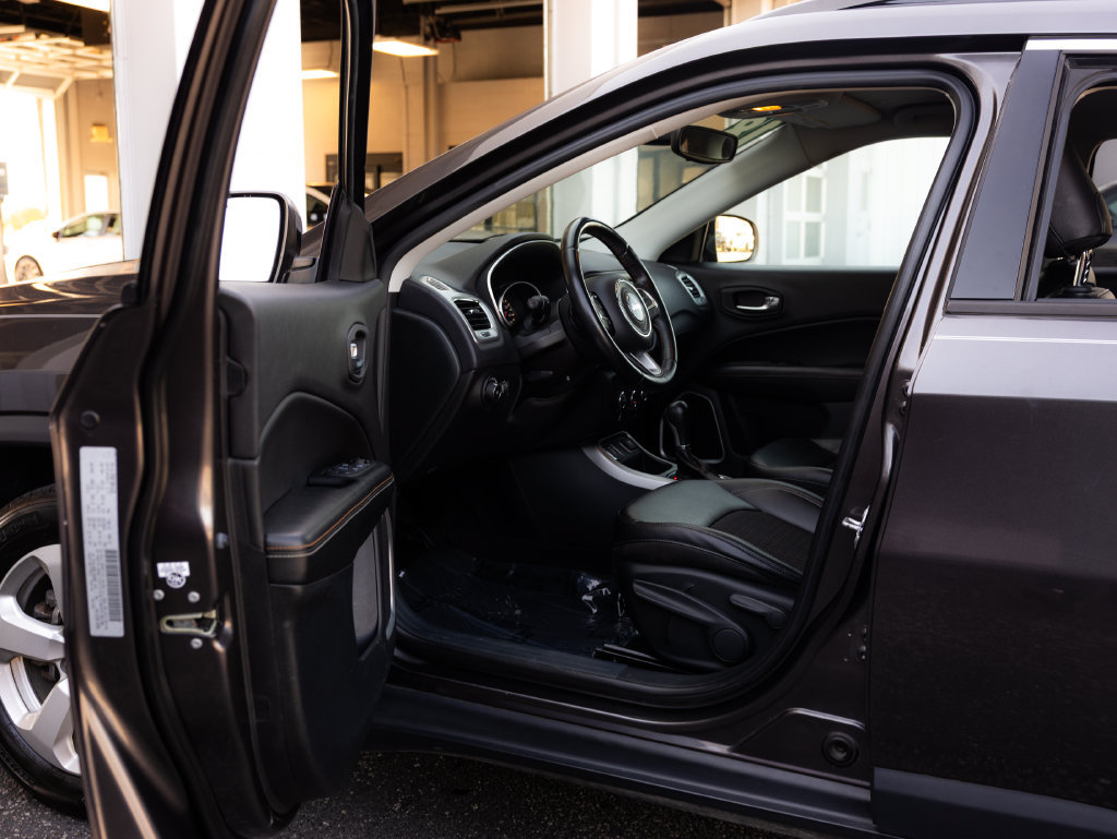 Used 2018 Jeep Compass Latitude FWD image 28