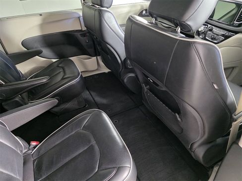 Used 2023 Chrysler Pacifica Limited image 33