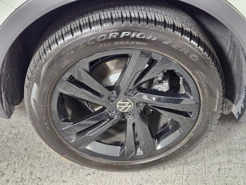 Used 2024 Volkswagen Tiguan SE R-Line image 11